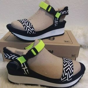 Dirty Laundry Grand women sandals color Black White Size 10